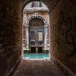 Noble House With @Original Venetian Murales