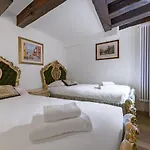 Gondola Luxury - Campo Santi Filippo E Giacomo