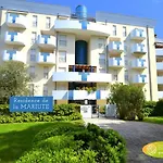 Green Holiday Flat With Pool Close To The Beach