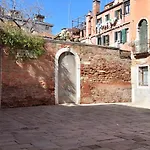 Cozy Apartment Near Rialto Bridge/ St.Mark Square