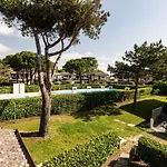 Elegant Villa With Pool And Barbecue