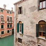 Explore Venice From A Sophisticated Hideaway In San Polo