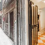The Venice Red Door Apartment