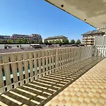 Modern Apartment For 6 Guests By The Pool-Beahost