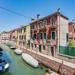 Sartor Apartment With Canal View And Private Court