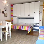 Colourful Studio With Shared Pool For 4 Guests