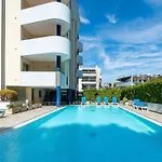 Green Holiday Flat With Pool Close To The Beach