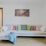 Elegant Apartment: Free Netflix, Wi-Fi & Parking