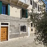 Soderini Splendor: First Floor Palazzo Charm At Castello Square
