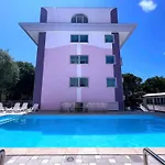 Stylish Studio With Gorgeous Pool - Beahost