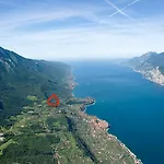 Flat In Garden Residence Resort, Malcesine, Italy