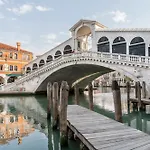 City Apartments Corner Canal View