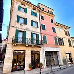 Central Elegant Apartment In Verona
