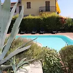Holiday Apartment Near The Lake Shared Swimming Pool