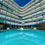 Bright Wide Flat, 130M From The Beach With Shared Pool