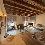 Piazza Erbe Lodge