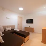 Alleinstehende Villa Mit Pool Und Traumaussicht
