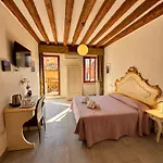 Vivere Venezia - Cozy Accommodations In The Heart Of Venice