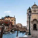 Doge'S Pantheon & St.Mark School In Hidden Venice