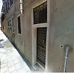 Sestiere Dorsoduro Venezia, A Due Passi Dal Ponte Dei Pugni