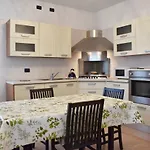 Comfy Apt 2 Bedrooms And Free Parking - Quite Area