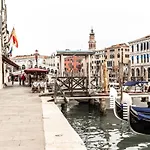 Charming Apartment On The Grand Canal R&R