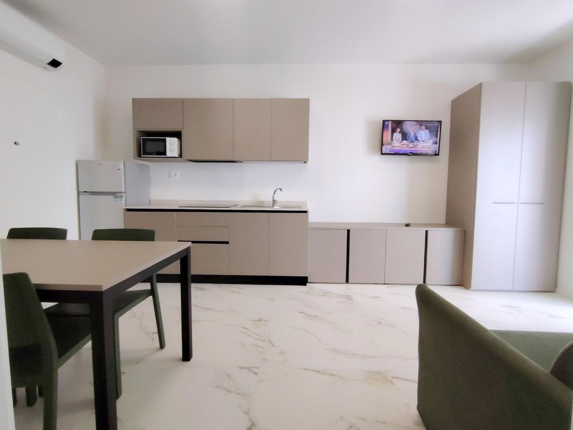 Modernly Equipped With Balcony In Apartamento Bibione